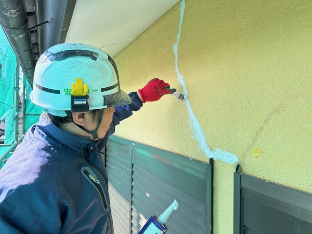 外壁の補修中です
