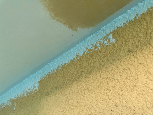 外壁取り合いの刷毛塗装終了です