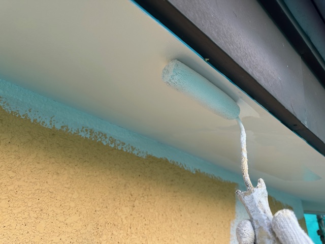 ２回目の軒天塗装中です