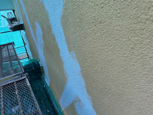 外壁面の柄付け中です