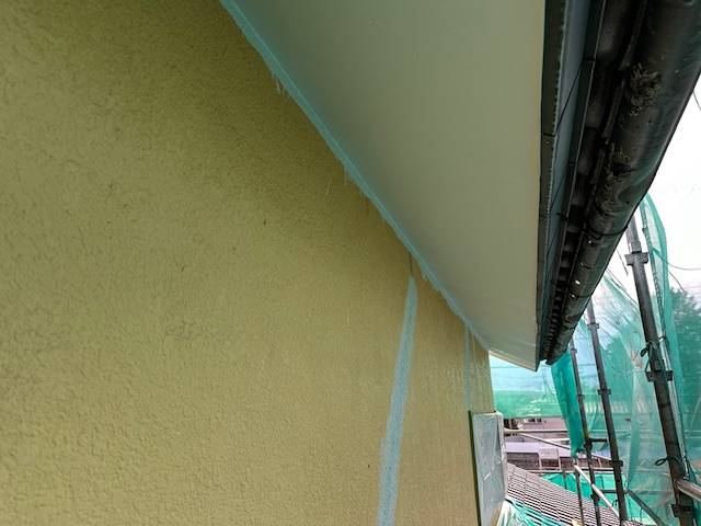 １回目の軒天塗装が終了しました