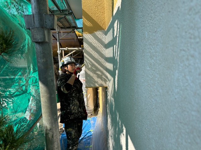 外壁中塗り塗装中です