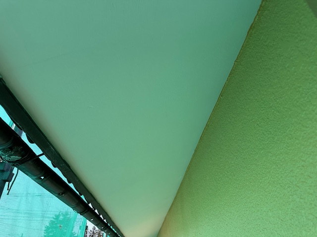 軒天の取り合い塗装終了です