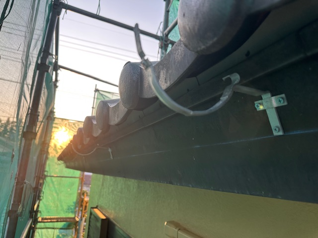 軒樋金具を取り付けました