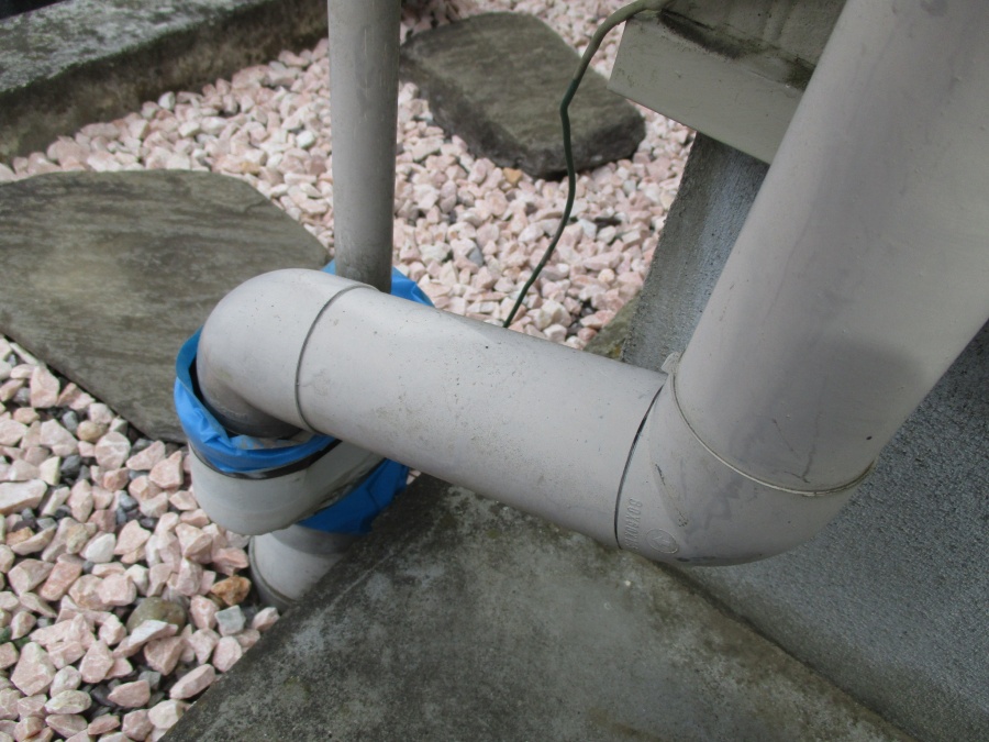 Ｐ管と排水パイプを繋ぎました