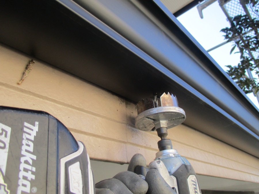 軒樋にコールソーで穴をあけました