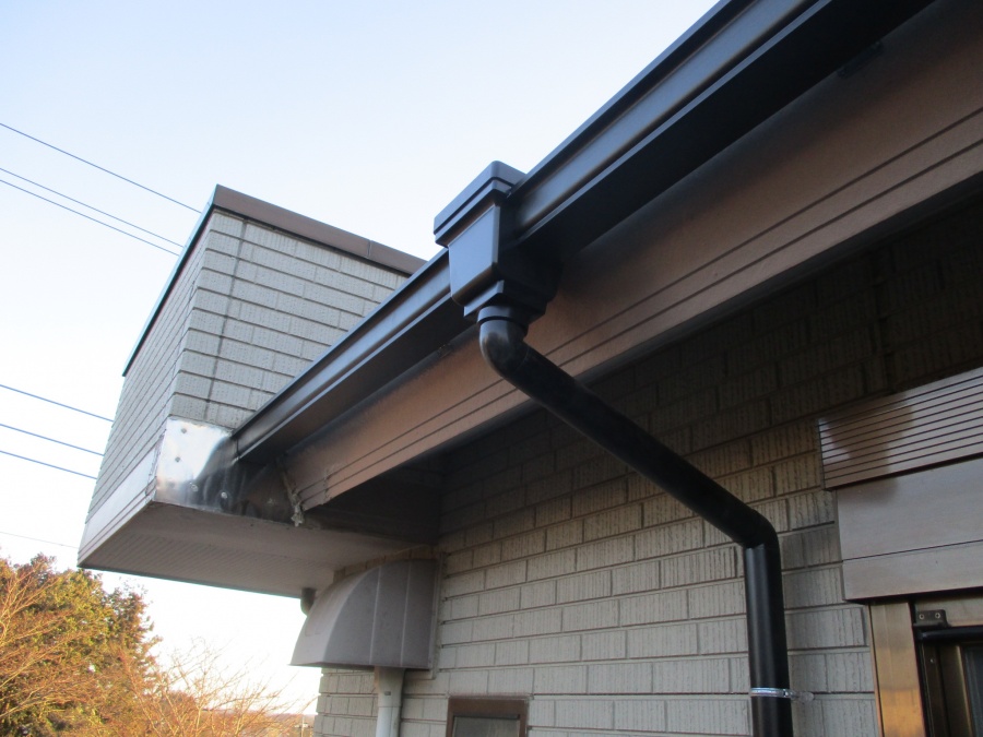 縦樋を取り付けました