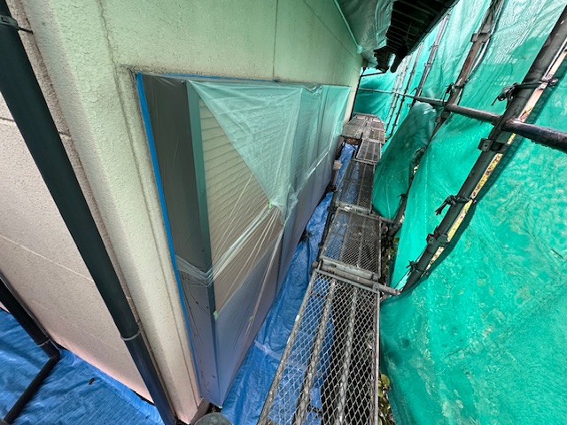 掃き出し窓の養生が終了しました