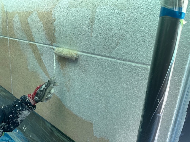 外壁下塗り塗装中です