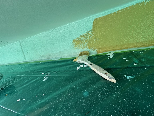 外壁中塗り塗装中です