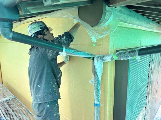 外壁の上塗り塗装中です