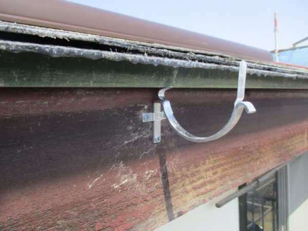 軒樋金具を取り付けました