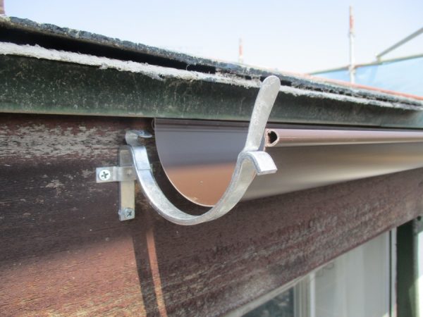 金具に軒樋の繋ぎがあたります