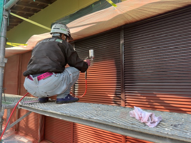 雨戸戸袋の中塗り吹付塗装中です