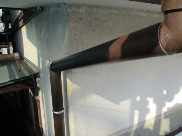 縦樋を取り付けました