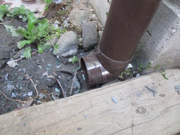 縦樋を取り付けました