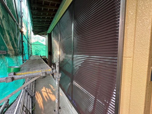 雨戸戸袋の吹付上塗り終了です