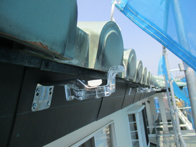 軒樋金具を取り付けました