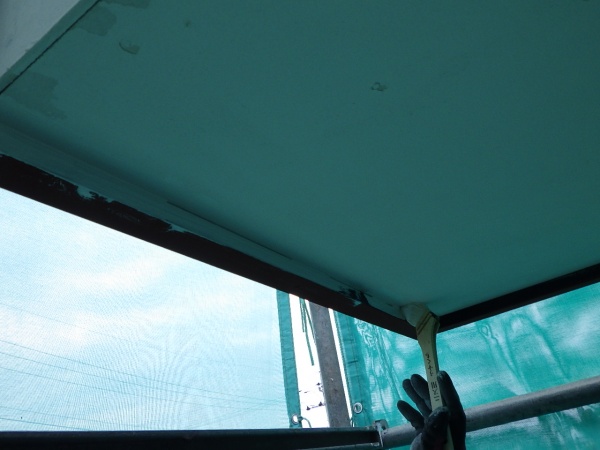 軒天１回目刷毛塗装中で