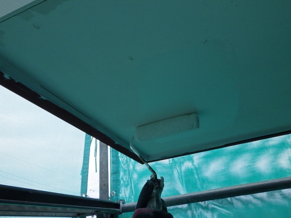 軒天１回目ローラー塗装中で