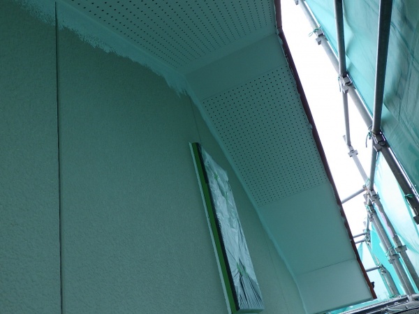 軒天１回目塗装終了です