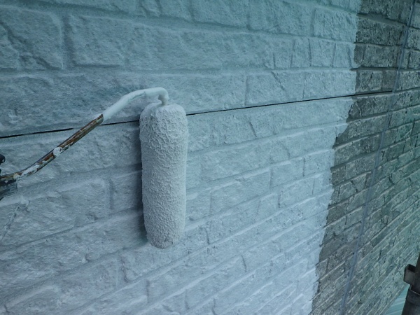 外壁面の下塗り中です