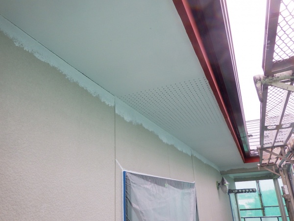 軒天１回目塗装終了です