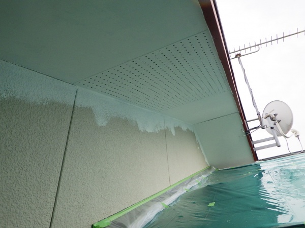 軒天１回目塗装終了です