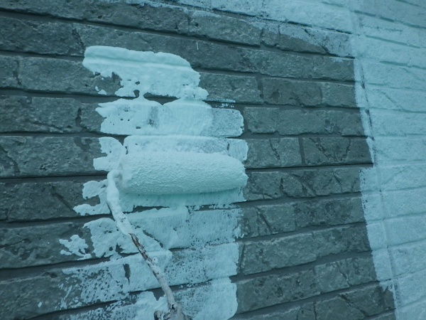 外壁面の下塗り中です