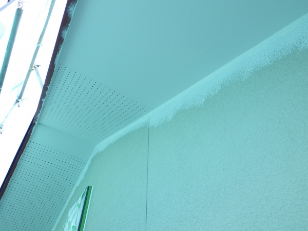 軒天の２回目塗装が終了しました