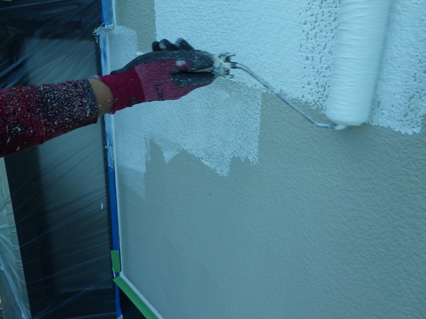 外壁面の下塗り中です