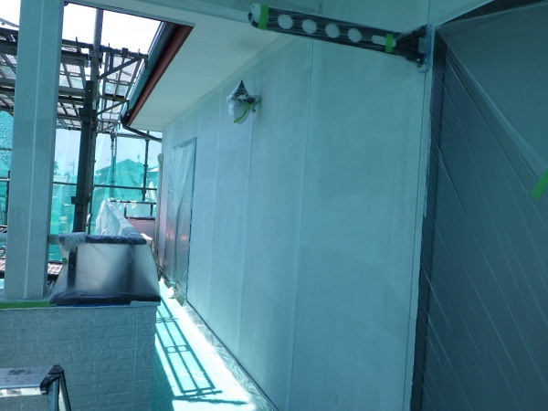 外壁面の下塗り終了です