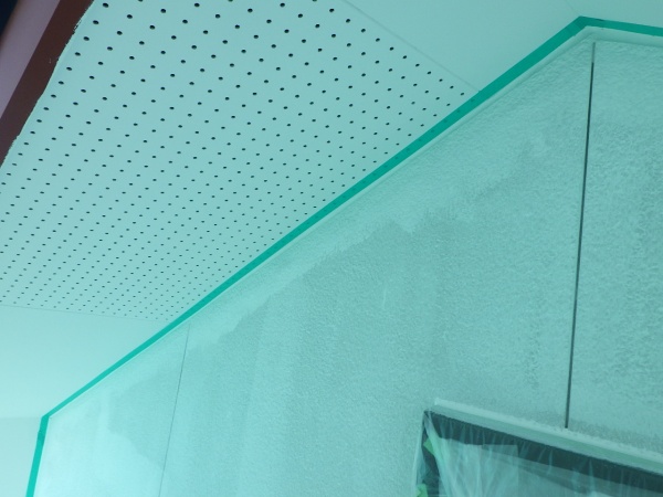 軒天にマスキングテープを貼り付けました