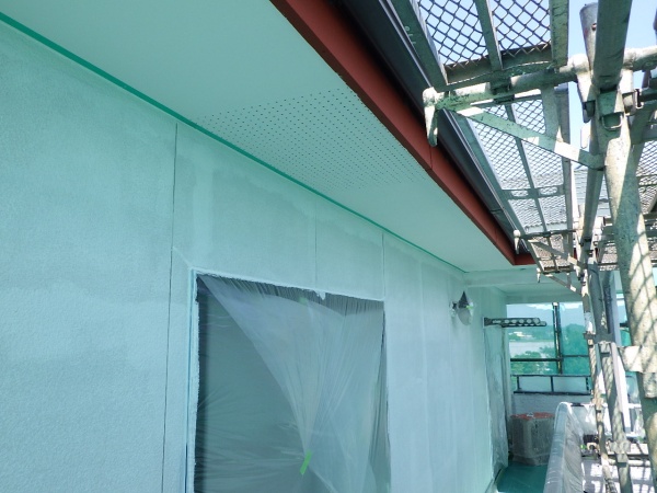 軒天にマスキングテープを貼り付けました