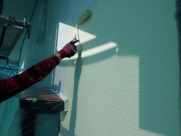 外壁面の中塗り中です