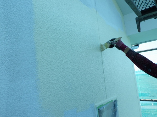 外壁面の中塗り中です