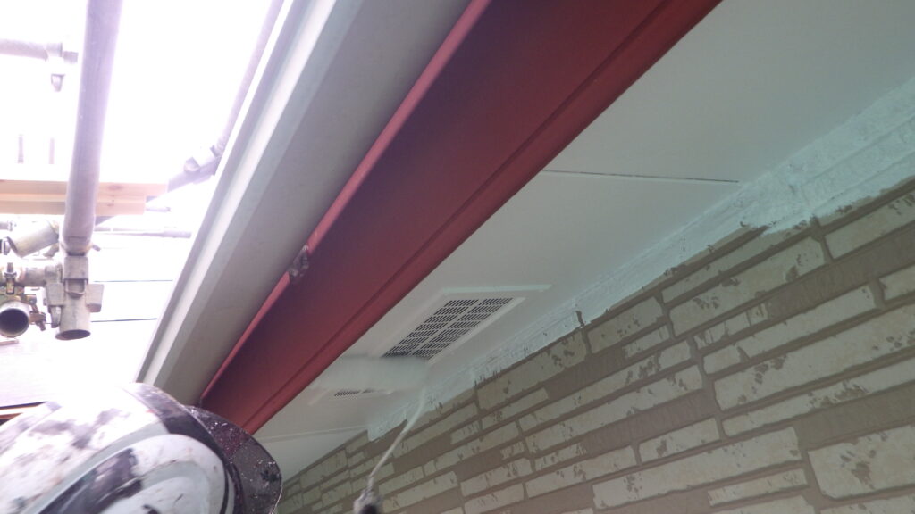 軒天１回目塗装中です