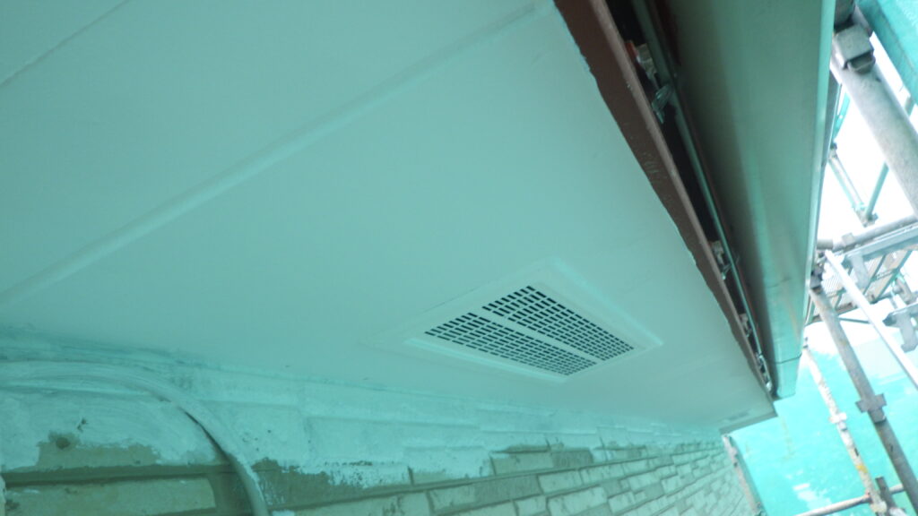 軒天１回目塗装終了です