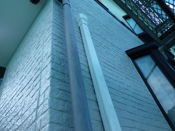 竪樋の中塗り塗装中です