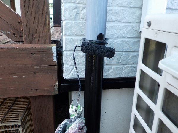 竪樋の中塗り塗装中です