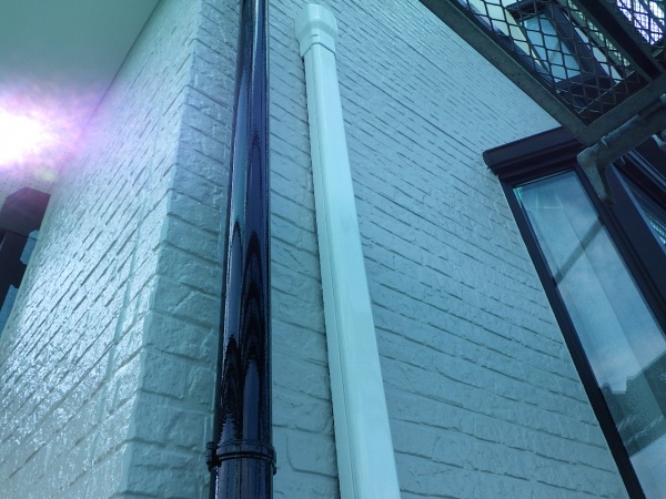 竪樋の中塗り塗装終了です