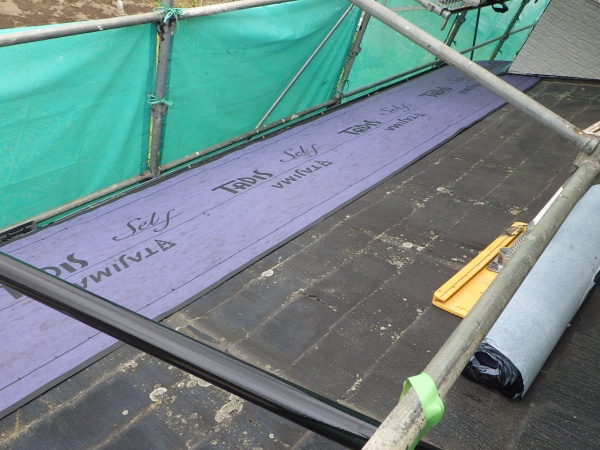 ルーフィングの貼り付け中です