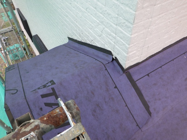 ルーフィングの貼り付け中です