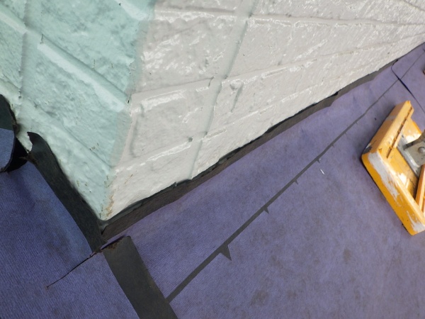 ルーフィングの貼り付け中です