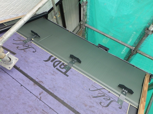 南面のルーフ貼り付け中です