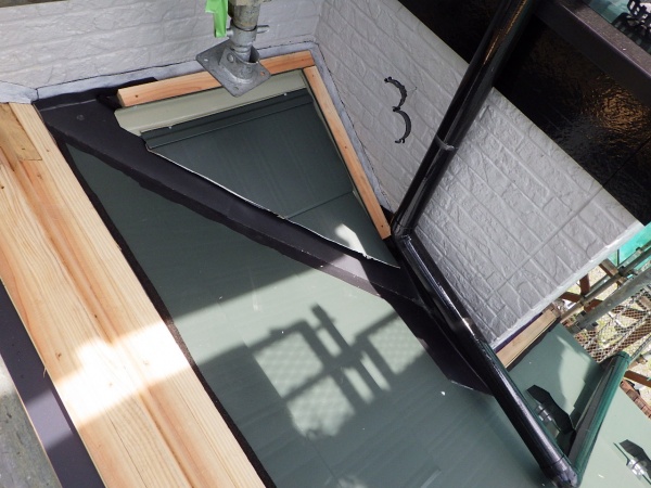 南面のルーフ貼り付け終了です