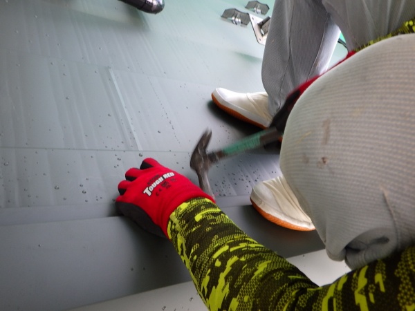 棟板金の取り付け中です