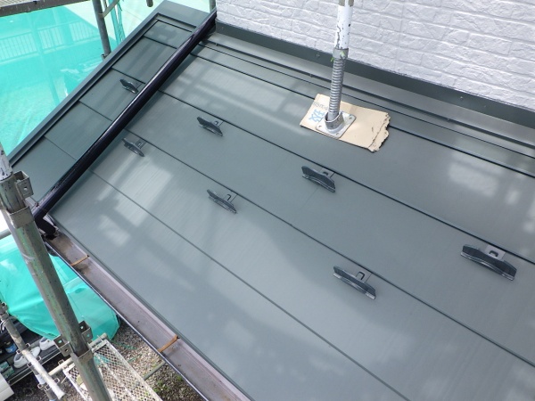 下屋根南面のシーリング終了です