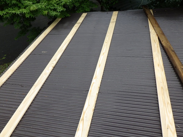 波板取り付け下地を取り付けました