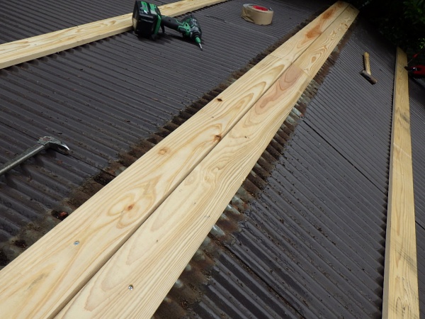 波板取り付け下地を取り付けました